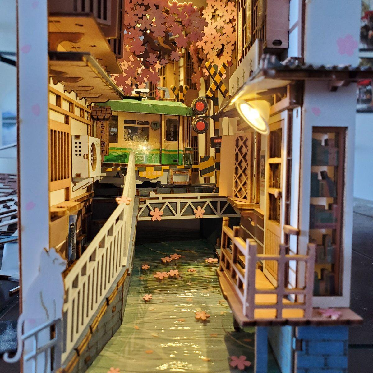 ROLIFE Book Nook Sakura Densya
