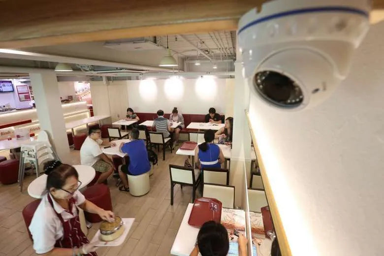 Qui a accès aux caméras de surveillance dans la maison ?